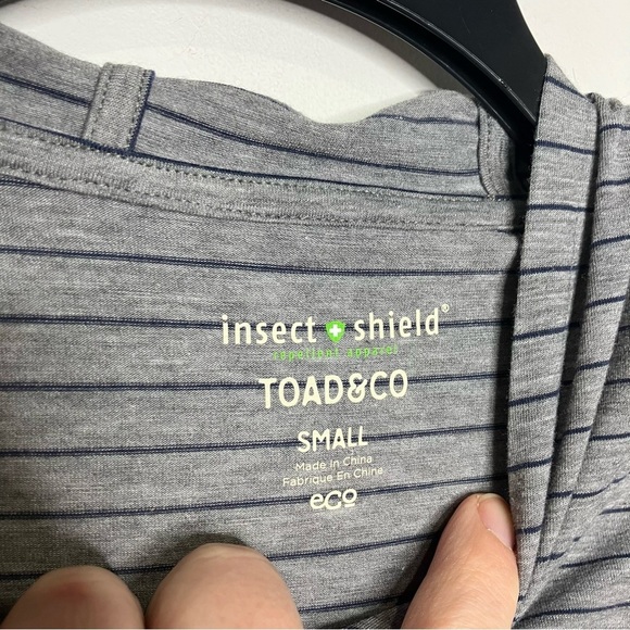Toad & Co insect shield striped hooded long sleeve tee size small - Picture 3 of 9